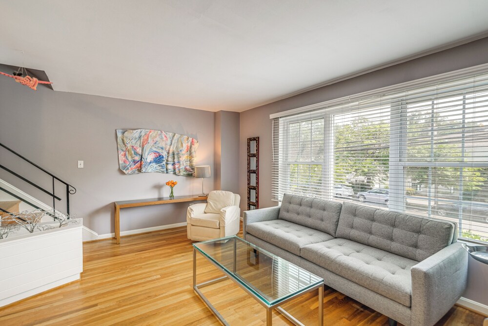 Pet-friendly Arlington Townhome w/ Furnished Patio view 3