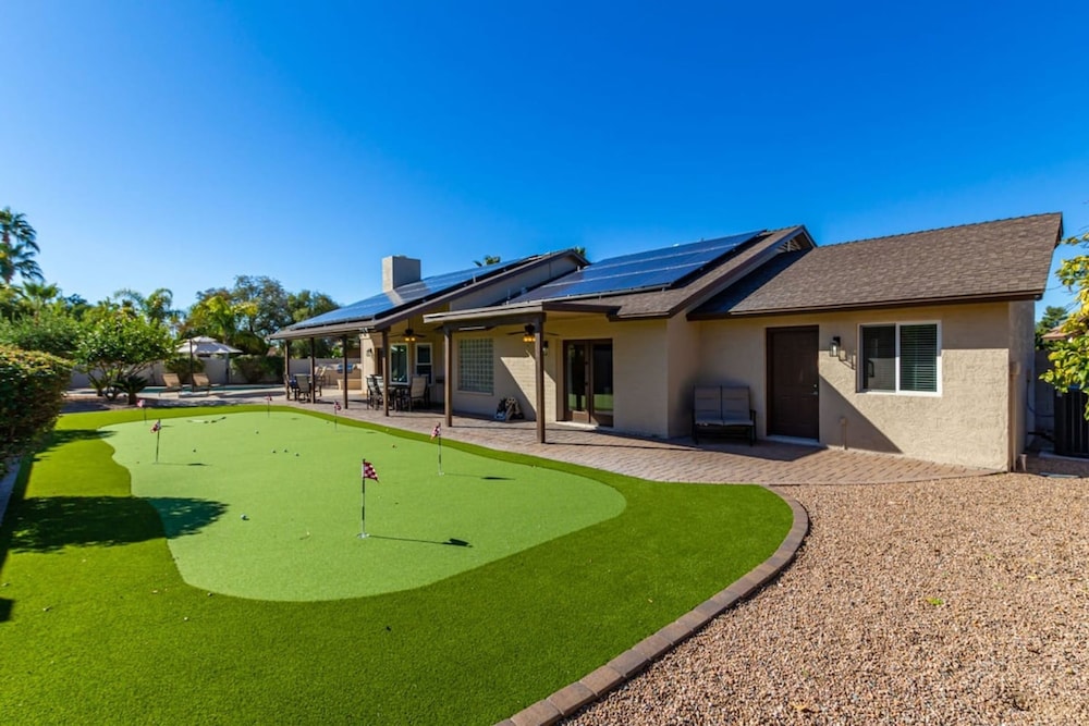 Modern Family Retreat - Pool Spa Firepit Putt Grn
