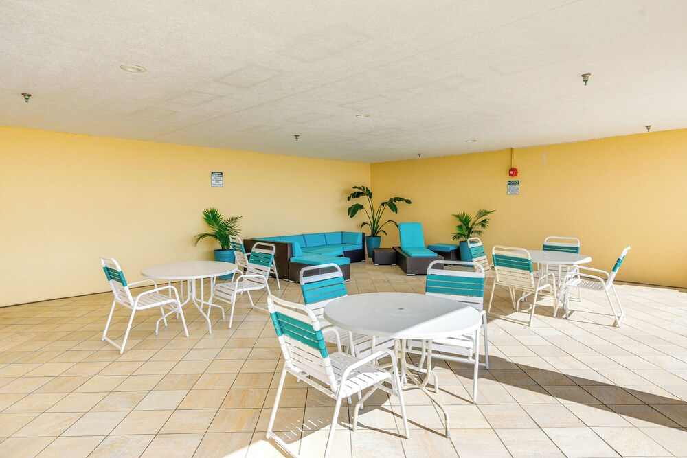 Vibrant Navarre Condo: Pool & Beach Chair Service! view 5