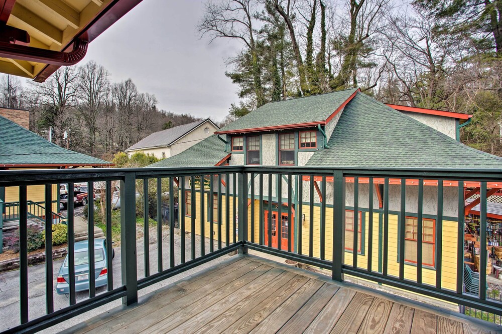 Walk to Main Street Eats: Remodeled Saluda Apt