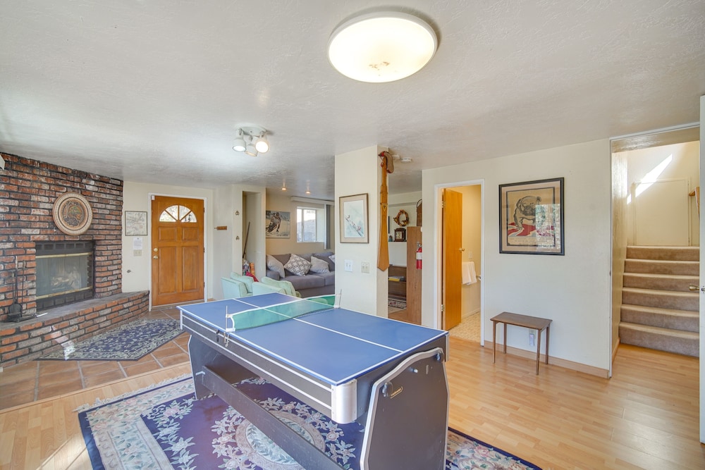 Quaint Big Bear Home w/ Hot Tub: 4 Mi to Skiing!