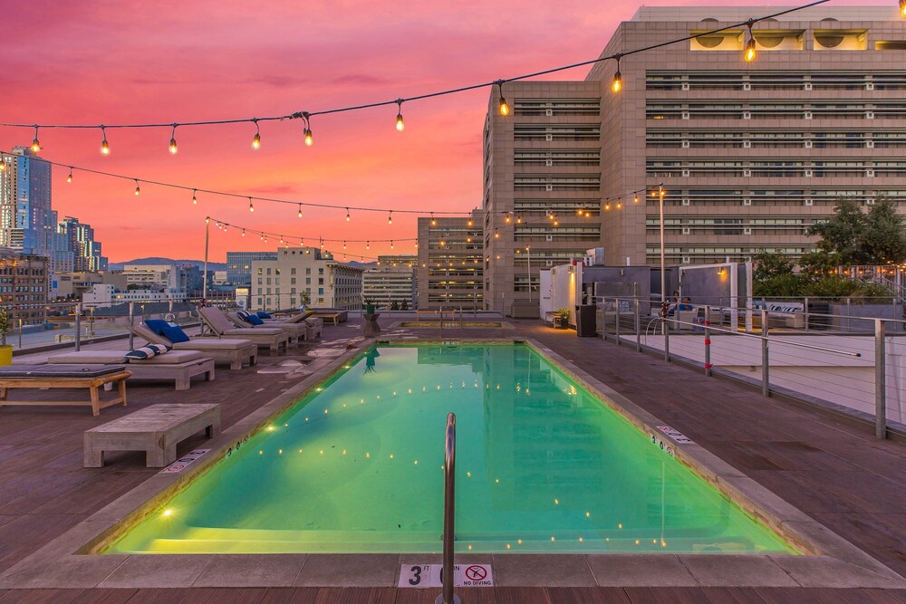 Stylish 2br/2ba At HWH by Oneluxstay
