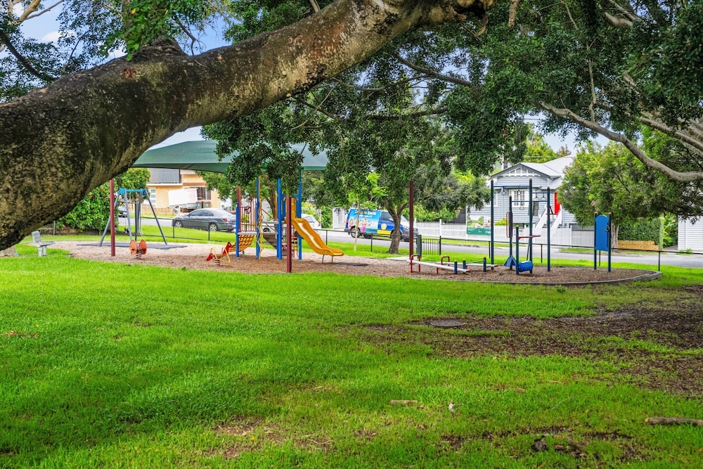 Spacious Family Home With Garden in Quiet Suburb