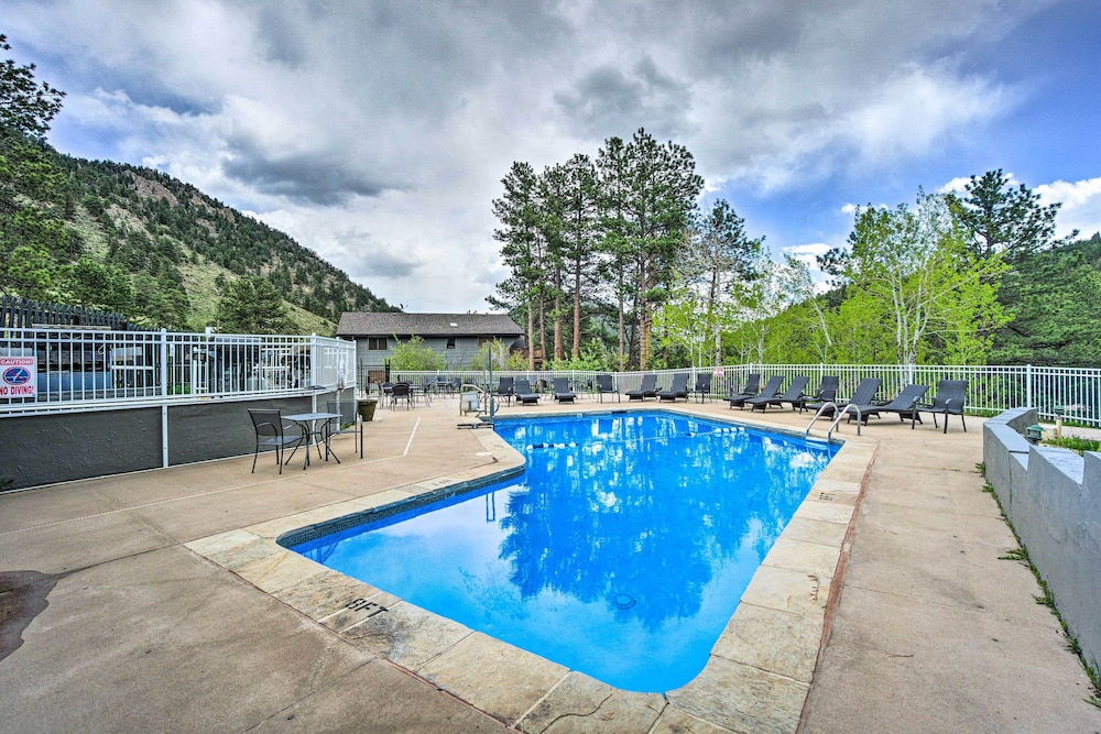 Estes Park Condo Rental: Balcony w/ River Views!