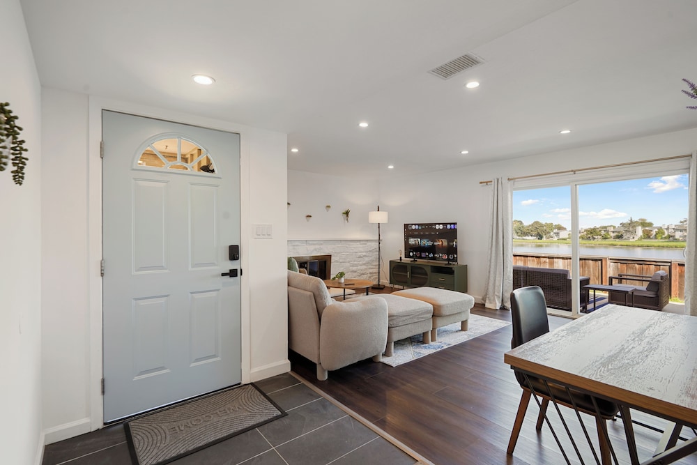 Lakefront Retreat WaterViews 3BR 1.5BA