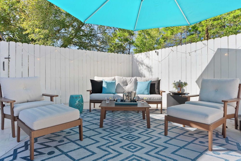 30A Florida Flashback by Avantstay Private Pool, Golf Cart, 3 Mins to Beach!