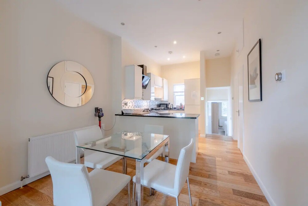 Lovely 2 Bedroom Apartment With Great Transport Links