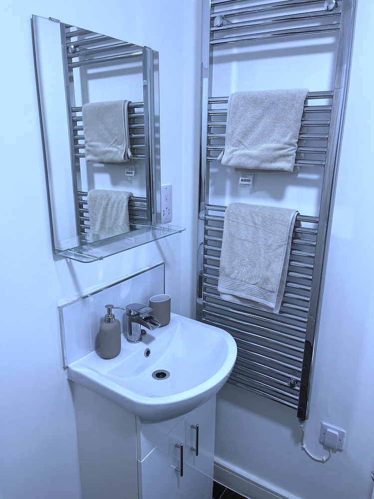 Captivating 1-bed Apartment in Nottingham view 5