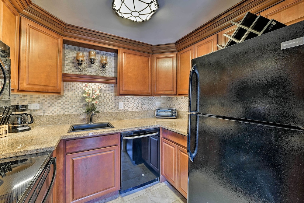 Downtown Air Conditioned Condo: Walk to Beaches