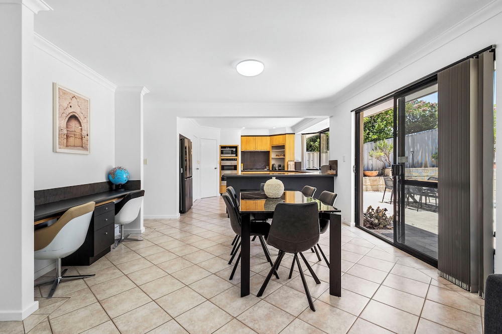 The Monaco Mansion Dianella - Sepal Stay
