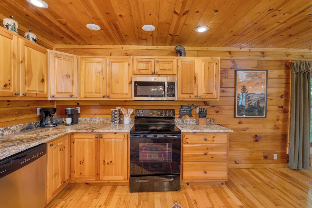 Big Bear Cove Hot Tub, Game Room, Fireplace + Smoky Mtn Views