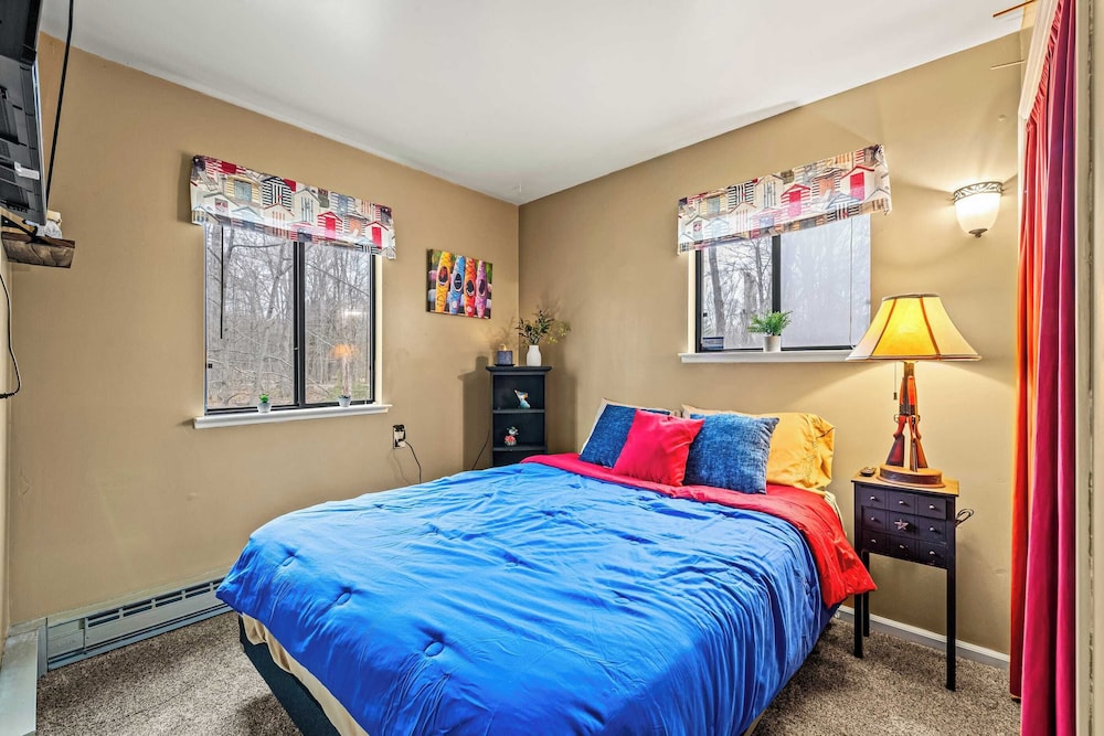 Atlas Point Lodge Sauna, Fireplaces, Kayaks, Lakes + Pet-friendly Yard