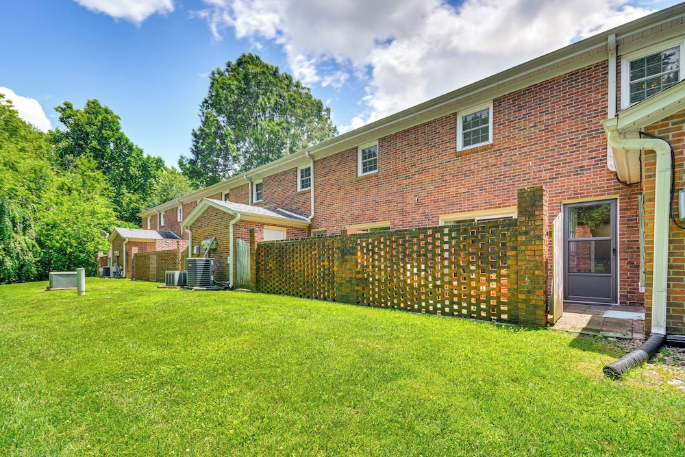 2 Mi to High Point University: Townhome w/ Patio