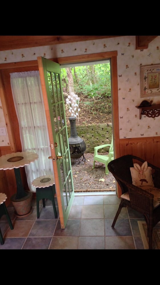Frog Hollow Bed and Breakfast