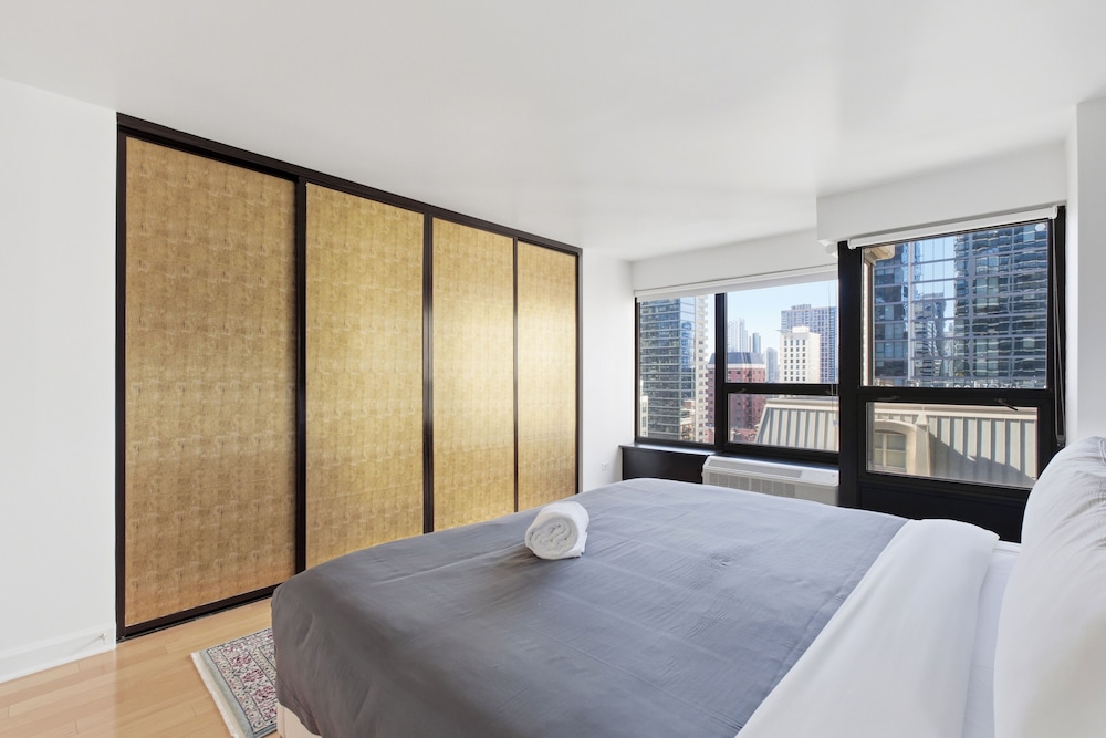 2bd River North Million Dollar Views! Parking Incl 2 Bedroom Condo