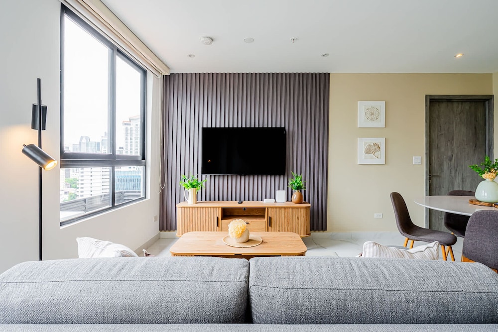 w Scenic 1BR w Panoramic City View in Calle 50