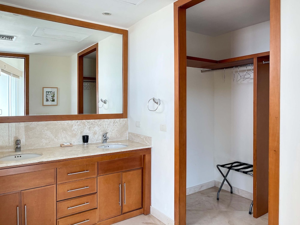 Quiet Beachfront Condo With Pools Private Beach