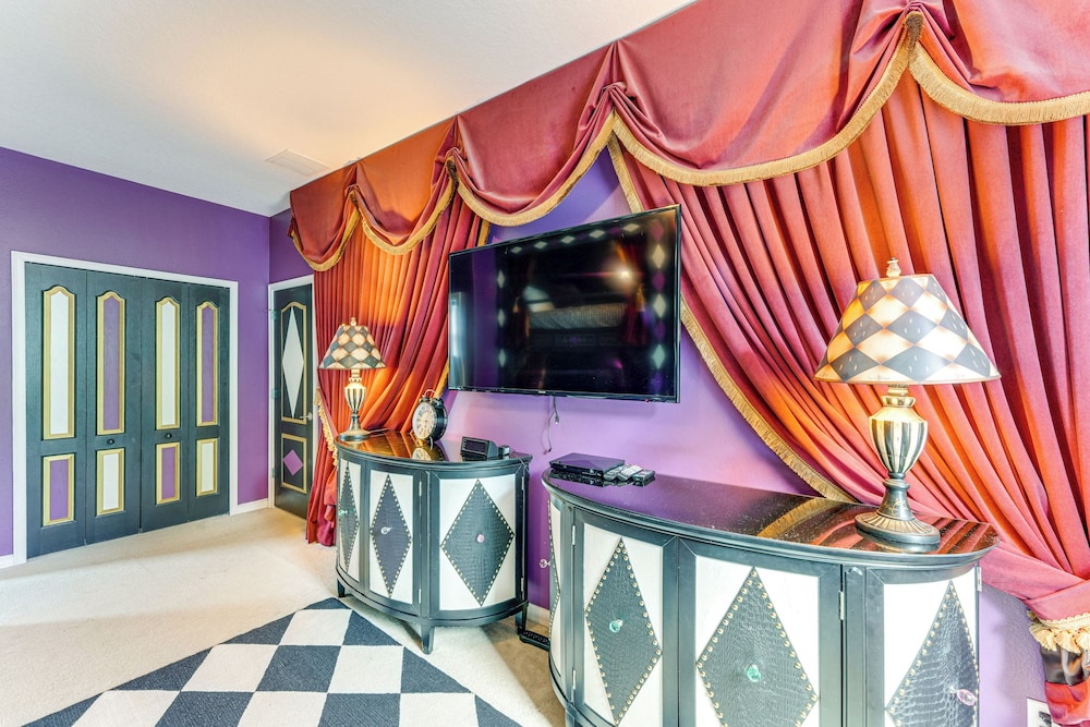 Themed Rooms, Pool & More! Custom Davenport Villa