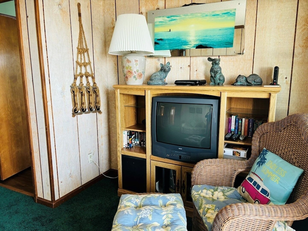 Great Place 5 Bedroom Home by RedAwning