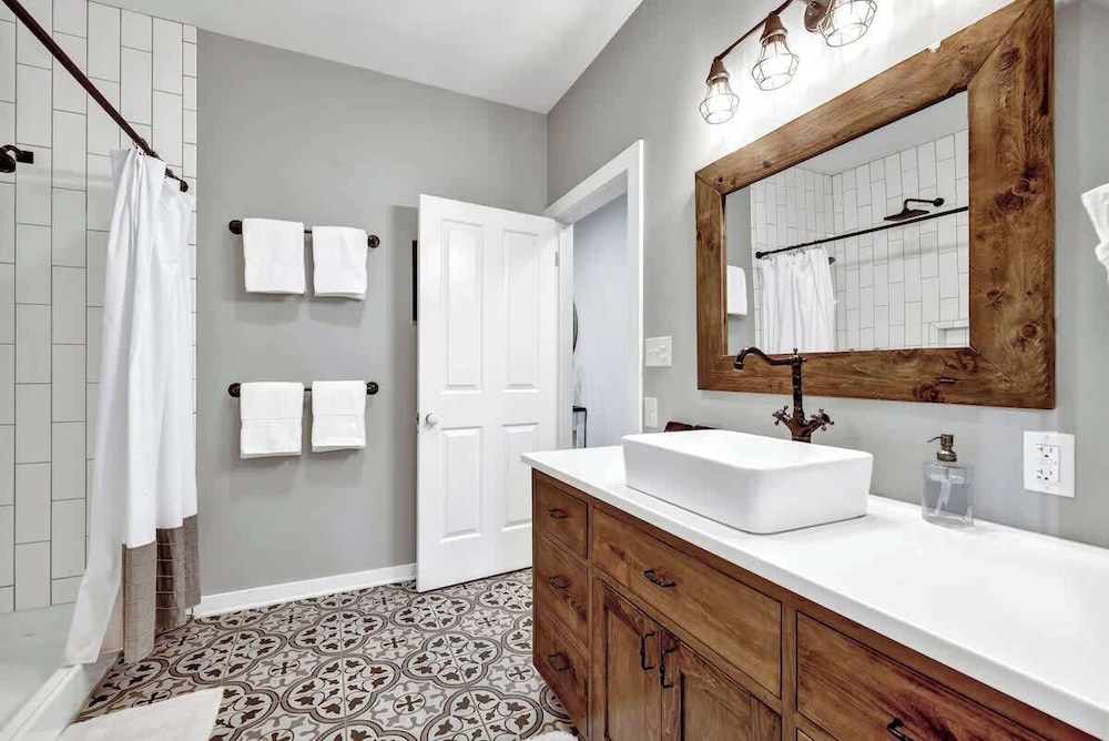 The Country Haus: Quaint Home 1 Mile From Downtown