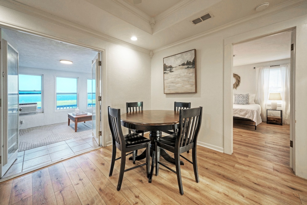 Shore Thing by Avantstay Waterfront Retreat w Private Boat Dock