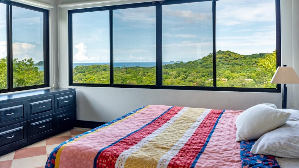 Nostalgic Retro Home on Luxurious Lot with a Private Infinity Pool and Ocean Views view 5