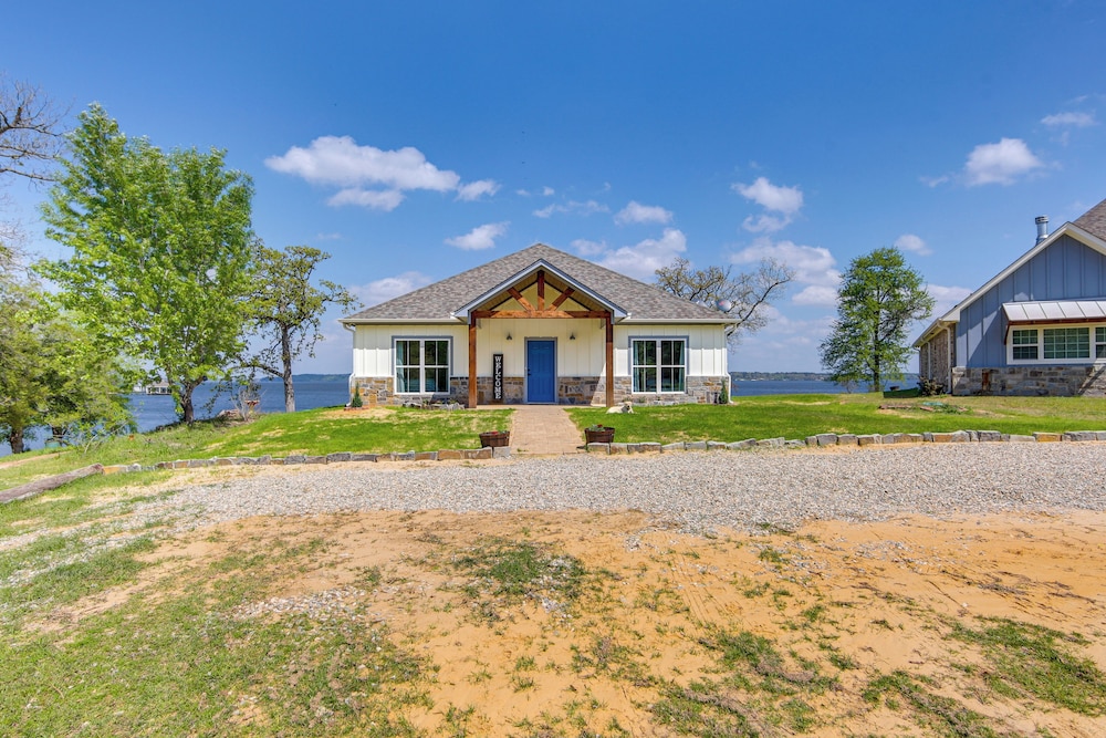 Lake Palestine Vacation Rental - Steps to Water!