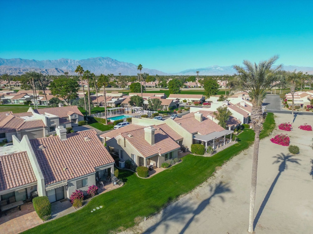 Charming Condo With Golf Course View