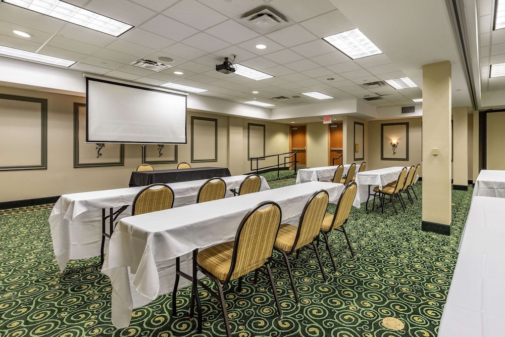 Three Bears Waterpark Resort Near Tomah, Ascend Collection Hotel