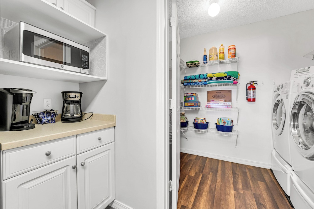 Bright Stylish Condo w/ Balcony
