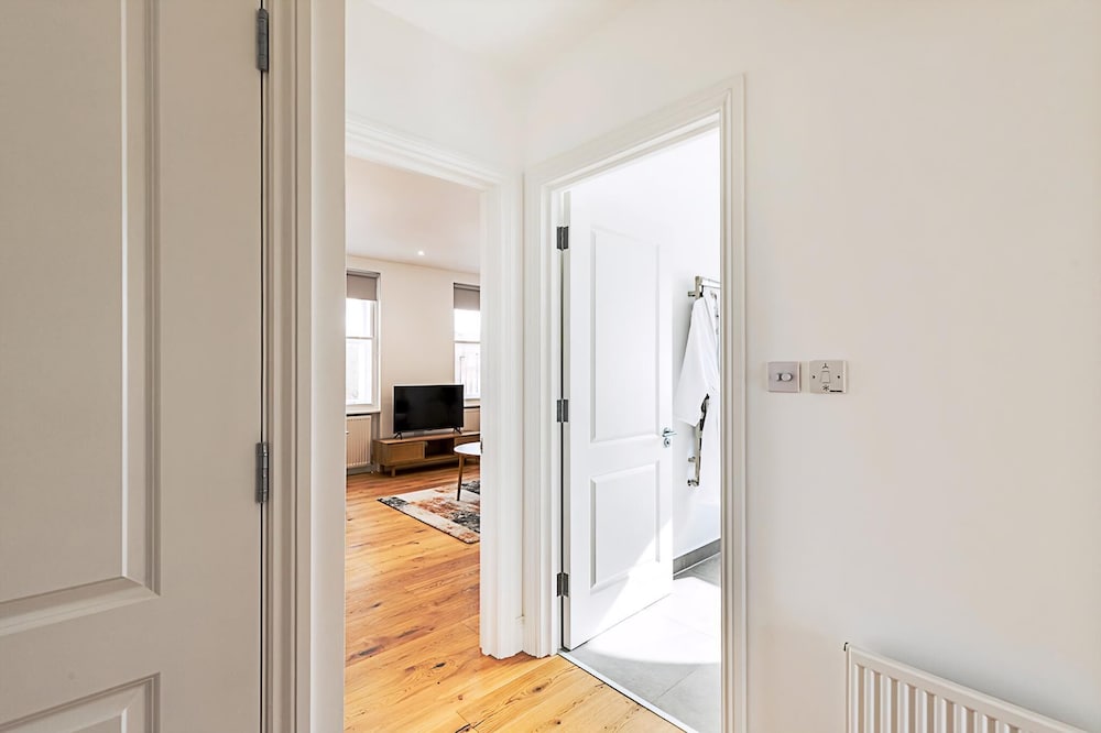 Light & Luxury Chelsea Apartment: Private Balcony!