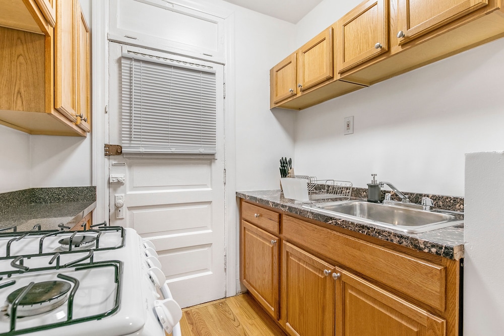 Cozy Getaway 1BR Apt - Mfield E2