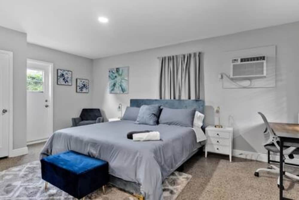 427 NE 107th Studio 6BR 3BA 7 Beds Pool Parking 2 Kitchen