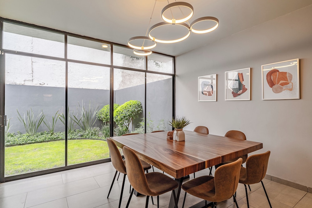 Luxurious 5-bedroom House With Air-conditioning & Private Rooftop in Juriquilla