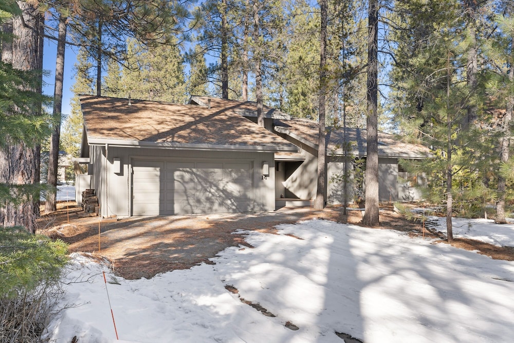 14 Mt Hood Lane 3 Bedroom Home by RedAwning view 3