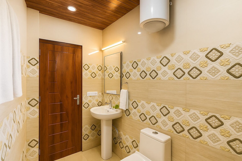 Hotel Shiva Lake - Near Mussoorie Lake