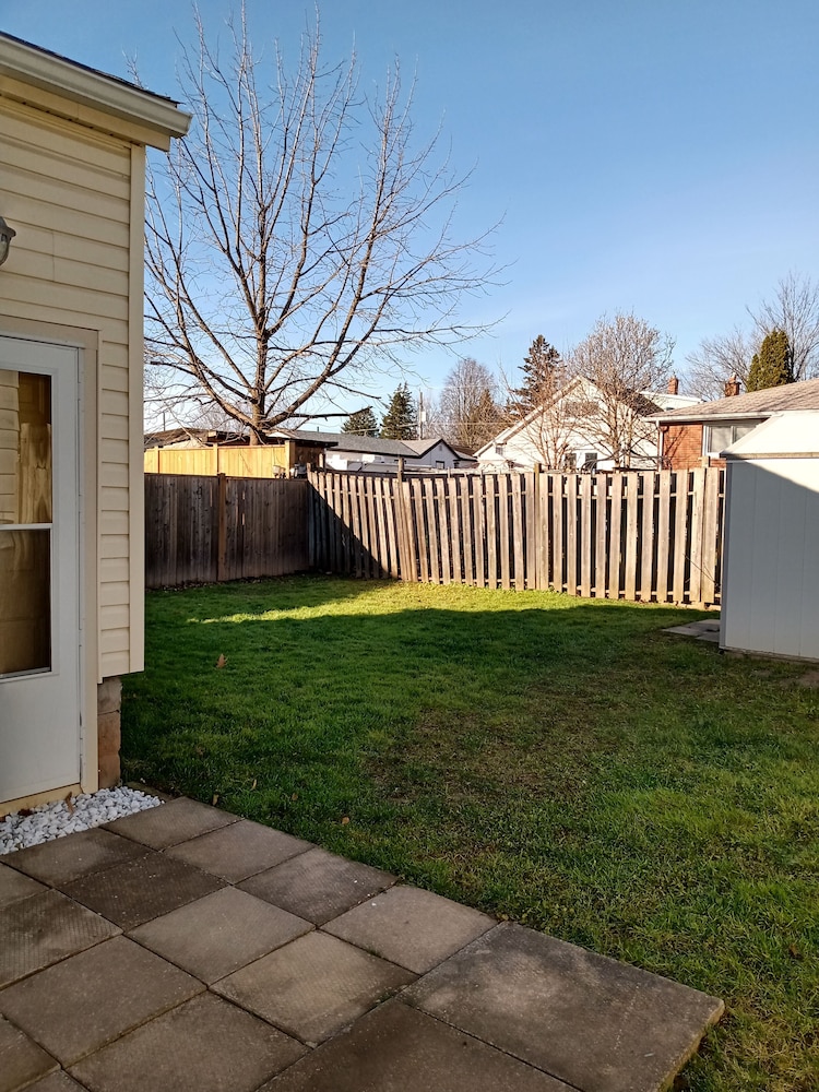 Toronto Furnished Living- Niagara Falls view 4