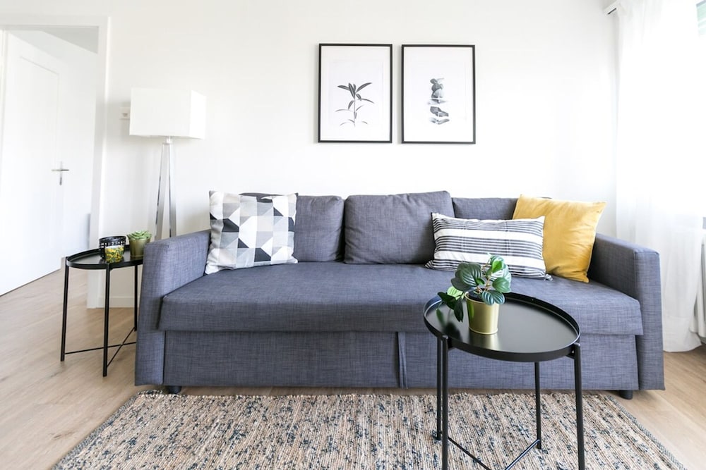 Modern Flat w Netflix Balcony top Location