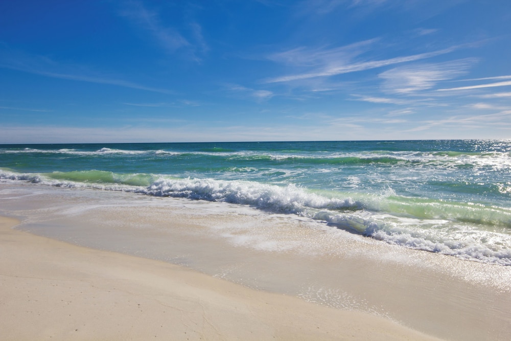 Coastal Hideaway: Cozy Beachfront Studio Sleeps 4 With Stunning Views!