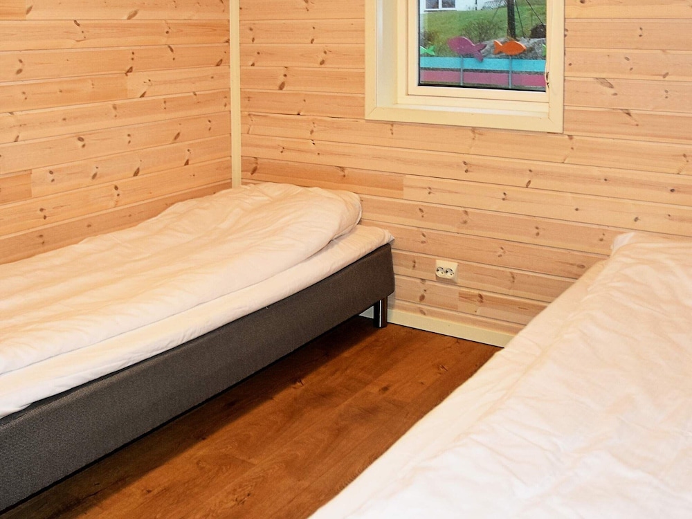 6 Person Holiday Home in Maloy-by Traum