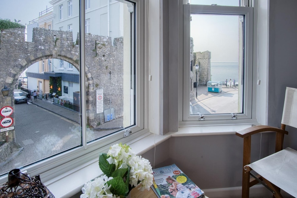 Beachcomber Seaside Apartment - 2 Bedroom - Tenby