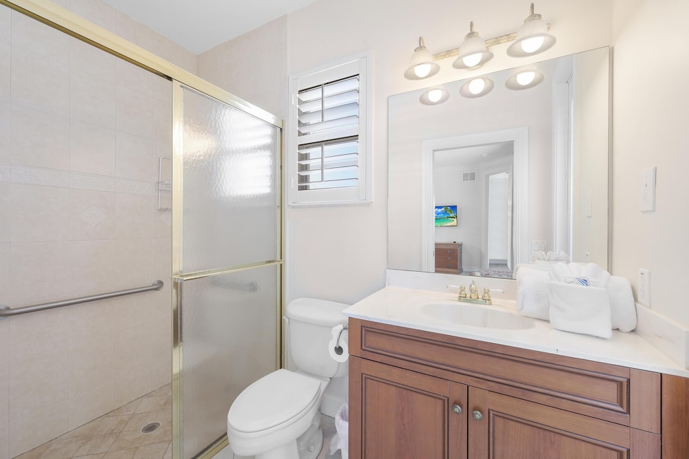 Pet-friendly Waterfront Home Near Beach With Pool view 4
