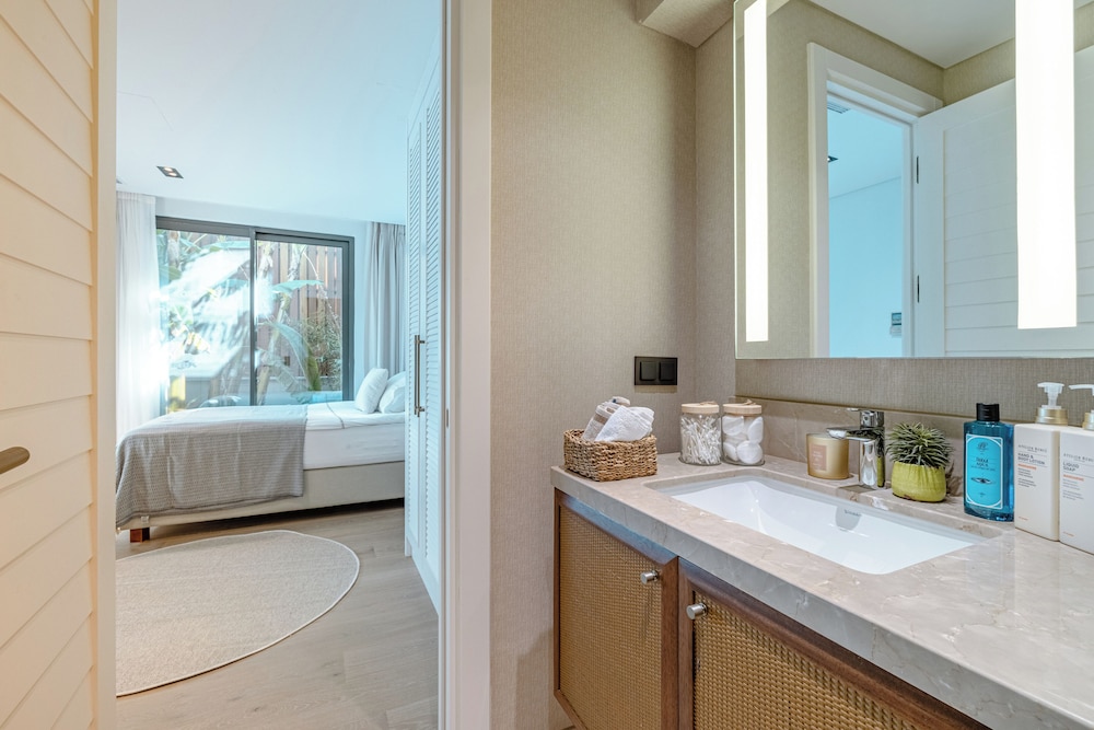 3-Bedroom Beachfront Villa with Hotel Amenities