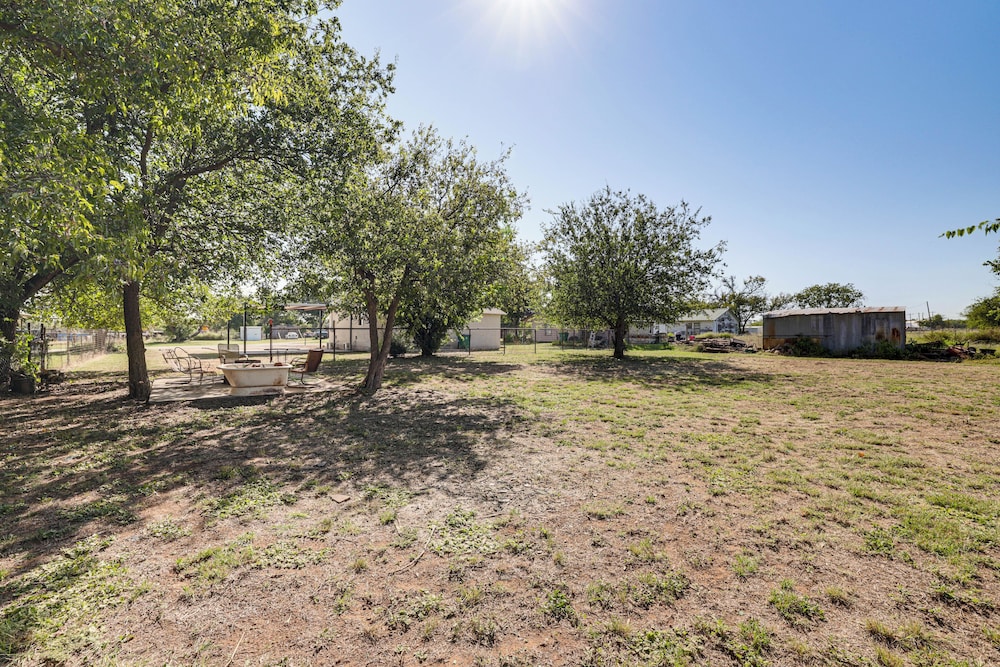 Walk to Historic Square: Jacksboro Home w/ Yard