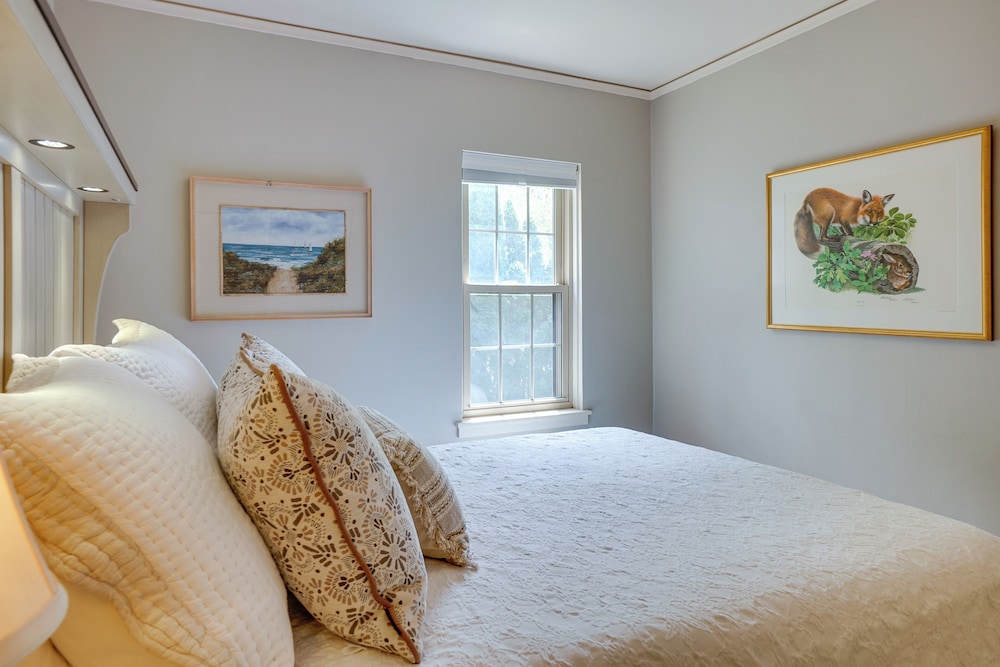 Walkable Thiensville Retreat Near Hiking! view 3