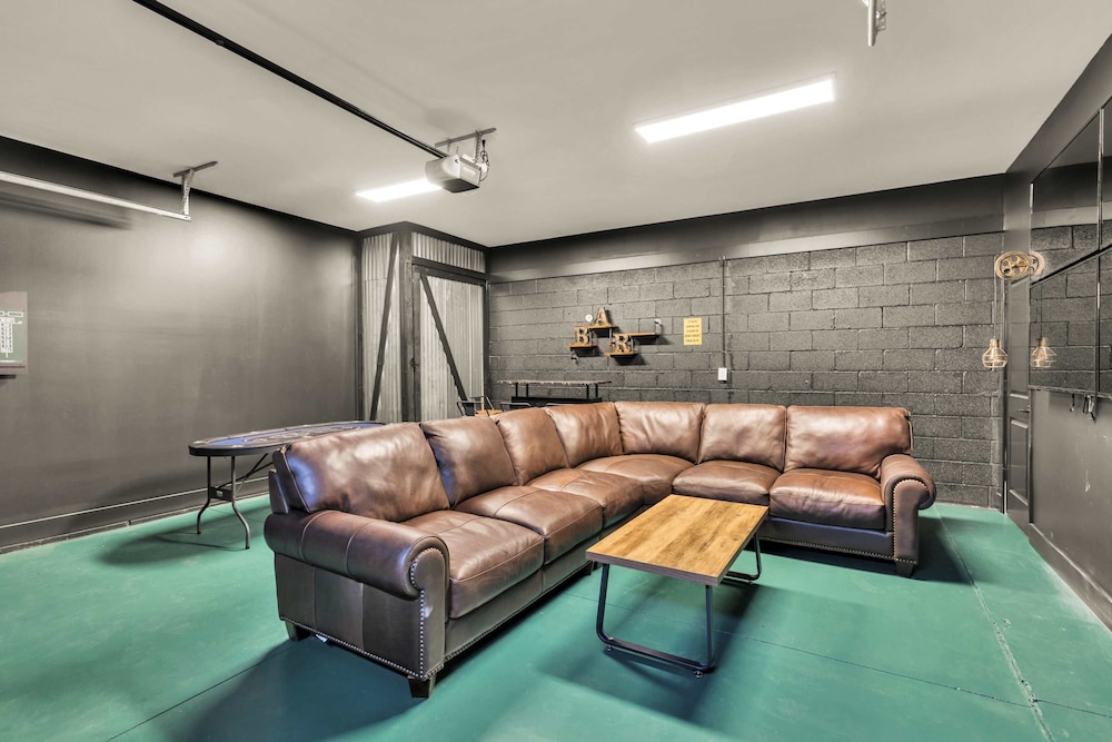 2 Hot Tubs Karaoke Game Room Downtown Nashville