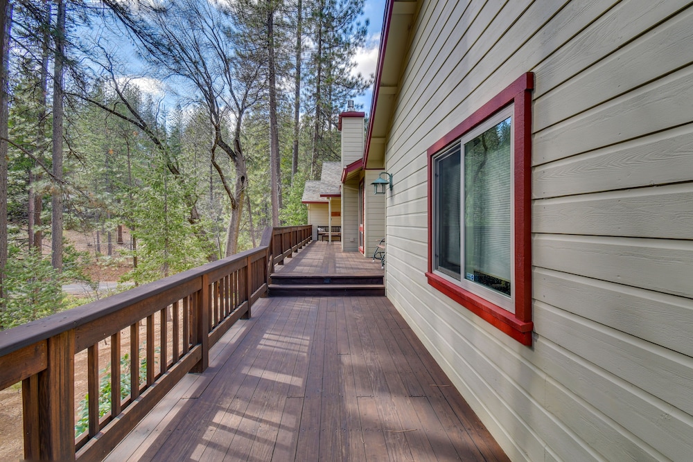 Hot Tub + Pool Table: Cabin Near Calaveras Park!