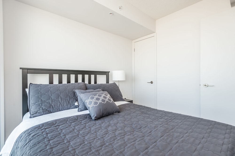 Life Suites Soho 2 Bed - 2 Bath CN Tower View