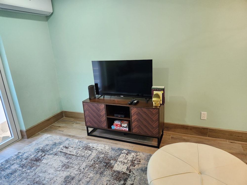 By The Bay - Brand New Apartment, Steps To The Sea, Walk To Town 1 Bedroom Apts