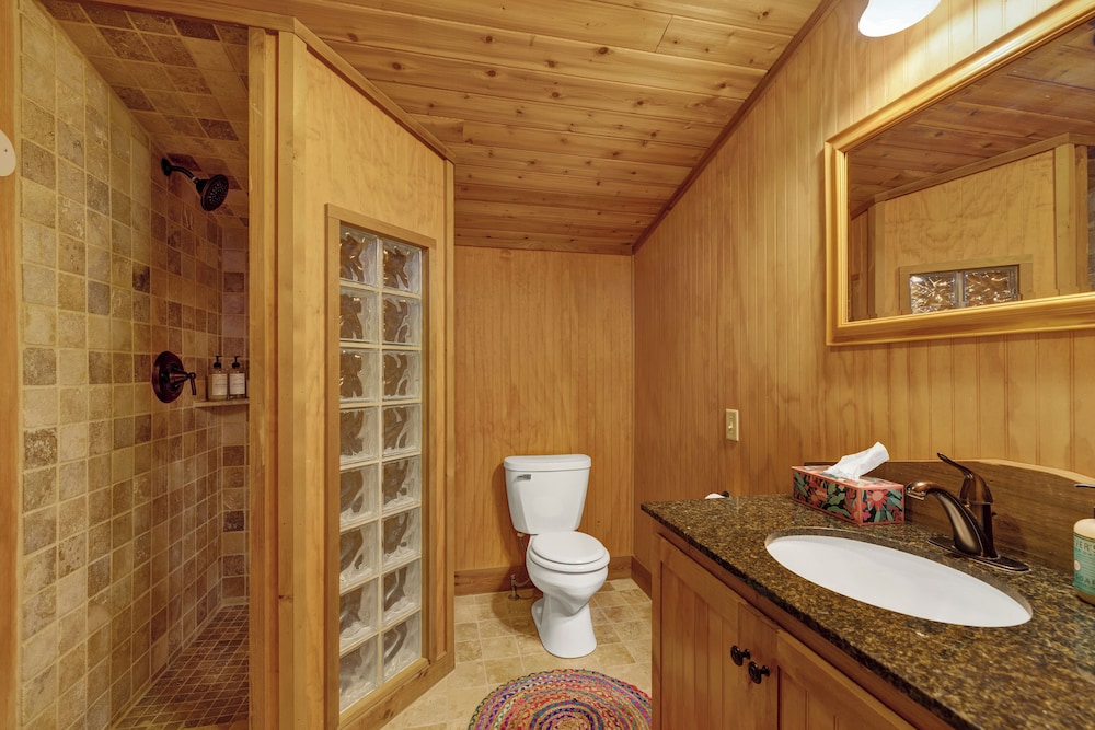 The Willows Retreat - Sleeps 17, Hot-tubs, Close to Main Street!